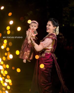 VJ Akshaya Instagram - Wishing you a Diwali that is as bright and beautiful as the diyas that we light. Happy Diwali! 
May the festival of lights fill your life with joy, peace, and prosperity. Shubh Diwali!🪔🎉❣️

Photography: @myfocusstudio @myfocuseventz 
Frame: @vjakshaya @adya_niyanthan 
Jewellery : @new_ideas_fashions 
Baby outfit : @ilandhalir 

For bookings, contact📲 :  91 8344005072
Shot on CanonR6
.
.
.
.
.
YouTube: https://youtube.com/@myfocusstudio4306?si=MlgUIfBkPfYRkPpY
Facebook: https://www.facebook.com/myfocusstudio
.
.
.
.
#photoshoot #diwali #festival #crackers #diwalishoot #momandbaby #canon #2023
