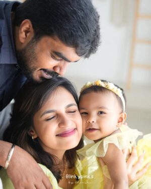 VJ Akshaya Instagram - My Adya ❤️ 
Our little princess is turning one tomorrow 🥹
 @niyanthanmanisekaran 
@adya_niyanthan 

Pc : @blinkypinksbydharshu 
Studio : @artista_propshop 

#vjakshaya #adya #babygirl #mybabyadya #babiesofinstagram #oneyearold #birthdaybaby