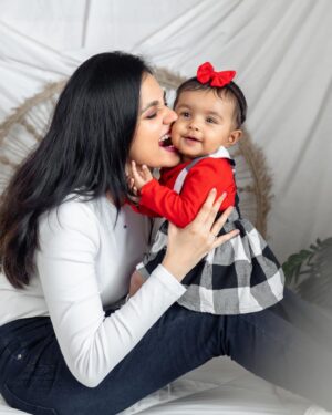 VJ Akshaya Instagram - My Mottu ! ❤️ @adya_niyanthan 
Falling in love with this little one more each day 😍 
Pc : @littletittlestudio 

#vjakshaya #adyaniyanthan #adyababy #photoshoot #babygirl #babyphotography #babiesofinstagram #motherhood #momdaughtergoals #eightmonthsold