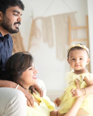 VJ Akshaya Instagram - My Adya ❤️ 
Our little princess is turning one tomorrow 🥹
 @niyanthanmanisekaran 
@adya_niyanthan 

Pc : @blinkypinksbydharshu 
Studio : @artista_propshop 

#vjakshaya #adya #babygirl #mybabyadya #babiesofinstagram #oneyearold #birthdaybaby