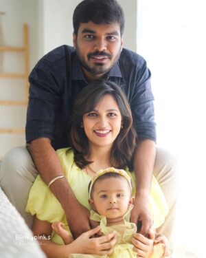 VJ Akshaya Instagram - My Adya ❤️ 
Our little princess is turning one tomorrow 🥹
 @niyanthanmanisekaran 
@adya_niyanthan 

Pc : @blinkypinksbydharshu 
Studio : @artista_propshop 

#vjakshaya #adya #babygirl #mybabyadya #babiesofinstagram #oneyearold #birthdaybaby