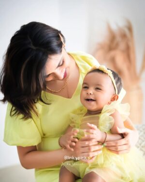 VJ Akshaya Instagram - This smile melts my heart everyday ❤️ 
@adya_niyanthan 🥹

Pc : @blinkypinksbydharshu 
#vjakshaya #adya #momanddaughter #babygirl #babyphotography #11monthsold #soontobeone #photooftheday #photography #instagood