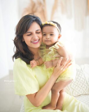 VJ Akshaya Instagram - This smile melts my heart everyday ❤️ 
@adya_niyanthan 🥹

Pc : @blinkypinksbydharshu 
#vjakshaya #adya #momanddaughter #babygirl #babyphotography #11monthsold #soontobeone #photooftheday #photography #instagood