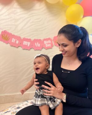 VJ Akshaya Instagram - 🌈🖤 @adya_niyanthan  @niyanthanmanisekaran 

#vjakshaya #adyaniyanthan #babygirl #sixmonthsold #mottu #babiesofinstagram #cutelittlebaby #halfbirthday #myhappyplace #parenthood