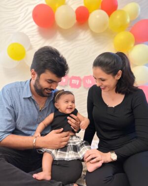 VJ Akshaya Instagram - 🌈🖤 @adya_niyanthan  @niyanthanmanisekaran 

#vjakshaya #adyaniyanthan #babygirl #sixmonthsold #mottu #babiesofinstagram #cutelittlebaby #halfbirthday #myhappyplace #parenthood