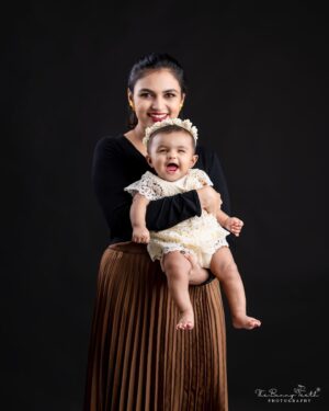 VJ Akshaya Instagram - Anything for this toothless smile 🥹 
My beautiful doll love you to the moon and back ❤️💯 @adya_niyanthan 
 Pc : @thebunnyteeth.photography 
#vjakshaya #adyaniyanthan #mybabygirl #babyphotography #photography #momdaughtergoals #babiesofinstagram
