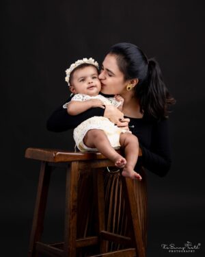 VJ Akshaya Instagram - Anything for this toothless smile 🥹 
My beautiful doll love you to the moon and back ❤️💯 @adya_niyanthan 
 Pc : @thebunnyteeth.photography 
#vjakshaya #adyaniyanthan #mybabygirl #babyphotography #photography #momdaughtergoals #babiesofinstagram