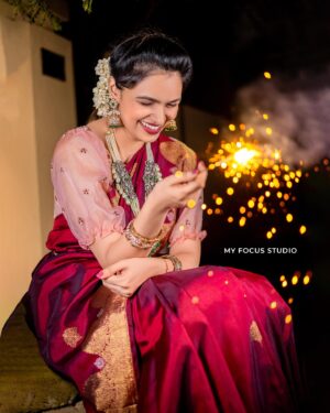 VJ Akshaya Instagram - Wishing you a Diwali that is as bright and beautiful as the diyas that we light. Happy Diwali! 
May the festival of lights fill your life with joy, peace, and prosperity. Shubh Diwali!🪔🎉❣️

Photography: @myfocusstudio @myfocuseventz 
Frame: @vjakshaya @adya_niyanthan 
Jewellery : @new_ideas_fashions 
Baby outfit : @ilandhalir 

For bookings, contact📲 :  91 8344005072
Shot on CanonR6
.
.
.
.
.
YouTube: https://youtube.com/@myfocusstudio4306?si=MlgUIfBkPfYRkPpY
Facebook: https://www.facebook.com/myfocusstudio
.
.
.
.
#photoshoot #diwali #festival #crackers #diwalishoot #momandbaby #canon #2023