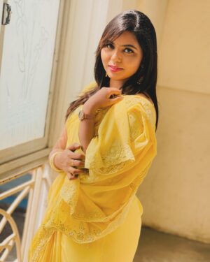 VJ Mounika Instagram - Hii all ❤️ , I’m doing 9pm serial again @zeetamizh 🤝Sembaruthi serial le nandhini Character ku avalo support and love kuduthingha 🤗 adhey maari same now back to 9 PM slot Karthigai Deepam 💫 Eppovum adhey love and support kadikum nu edhurpakare 🤗 .. Need u r blessings and support