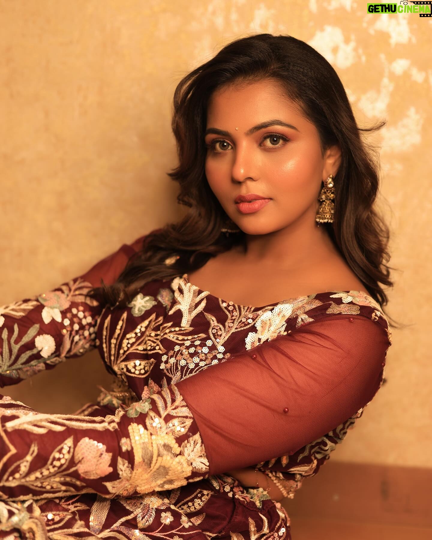 VJ Mounika - 825 Likes - Beautiful @mounikasubramaniyam_official
Makeup &hair @honeylang_makeup_artist
Photography @arunstudioclickz