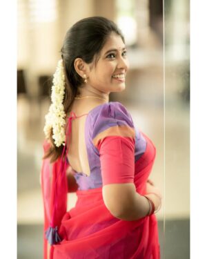 VJ Deepika Lakshmanapandi Instagram - Dhinam nee thedum vaazhkai engo
Unai thaedumae
Adhu unakkaana kaalam vandhaal
Unai serumae 💕💕💕

Costumes - @lakshana_designer_studio
Makeup - @lakshana_priya_mua
Photography -@camerasenthil
Shoot Organised by @rrajeshananda

#vjdeepika