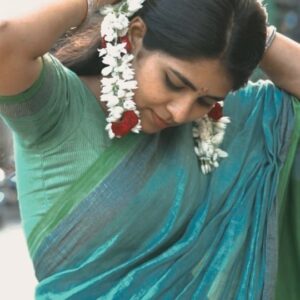 VJ Deepika Lakshmanapandi Instagram - Poo avizhum pozhudhil
Orr aayiram kanaa 💙 💚

Saree @vallis_vaseha 
Blouse @vastram_theethniccouture 

Dop @gokul_krishnan_1010 

#PrimeReels #vjdeepika