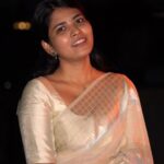 VJ Deepika Lakshmanapandi Instagram - Kaalam mudiyalam Nam kadhal mudiyuma ? Saree @vallis_vaseha Blouse @vastram_theethniccouture Dop @gokul_krishnan_1010 #vjdeepika