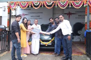 VJ Deepika Lakshmanapandi Instagram - Finally car vangiyachi 😁 💕

Another dream come true moment 🤩

Car ku enna name vaikalam comment la solunga 
My choice : Subramani 

#vjdeepika
#newcar
#i10 #dreamcometrue

Pc @gokul_krishnan_1010