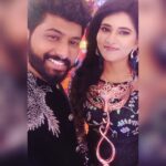 VJ Deepika Lakshmanapandi Instagram - You deserve it da nanba ❤️🤗 Rmba rmba santhosama irunthuthu nee stage la "Best supporting actor" award vangurapo 😁😁 nanae vanguna maari oru santhosam 💕 Ennaku theriyum unnaku acting evalo pudikum and chinna chinna visayathukum nee evalo practice pannuva evalo menakituvanu, innaiku un Kaila oru award oda pakurapo enna ariyama avalo santhosam manasara varuthu 💕💕 Ipothn ellam start aguthu nenachiko inum neraya maedaigala nee pakkanum. Unnoda muyarchiya epavum vitutatha apo apo intha award maari onnu vanthu unna encourage pannitae irukum 🏆🥇 Ennoda last 2 years journey la ella up and downs la nee kooda support ah irunthuruka and plz trust me nanum epavum unnakaga irupen 💕 love you nanba ❤️🤗🤗 @saravanavickram Ini ellamae nallavae nadakum 💕💕💕 #vjdeepika #saravanavickram #pandianstores #vijayawards #8thannualvijaytelevisionawards