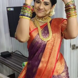 VJ Deepika Lakshmanapandi Instagram - Aishu valakaapu 💕 
Vairae ilamal oru valakaapu video 😂😂

Saree @vallis_vaseha
Blouse @be_unique_boutique_
Jewel @bridal_diva_jewels
Saree prepleat @moon_li8_makeoverartistry

#vjdeepika