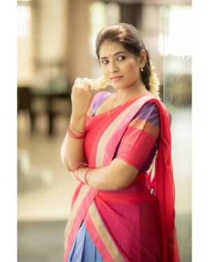 VJ Deepika Lakshmanapandi Instagram - Dhinam nee thedum vaazhkai engo
Unai thaedumae
Adhu unakkaana kaalam vandhaal
Unai serumae 💕💕💕

Costumes - @lakshana_designer_studio
Makeup - @lakshana_priya_mua
Photography -@camerasenthil
Shoot Organised by @rrajeshananda

#vjdeepika