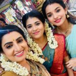VJ Deepika Lakshmanapandi Instagram - Pandian stores மருமகள்s 💕 Love you Akkas 😘 💕 Dhanam @sujithadhanush Meena @hemarajsathish_official Mullai @lavanyaa_official Myself Aishwarya #vjdeepika @venusinfotainment @vijaytelevision