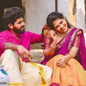 VJ Deepika Lakshmanapandi Instagram - ஹைதர் கால வீரந்தான் குதிரை ஏறி வருவானோ
காவல் தாண்டி என்னை தான் கடத்திக்கொண்டு போவானோ
கண்ணுக்குள் முதல் நெஞ்சுக்குள் வரை ஆசை சேமிக்கிறேன்
யாரவனோ யாரவனோ 💕💕💕

Makeover  @moon_li8_makeoverartistry 
Videography @colorgram.photography 
Costume @be_unique_boutique_
Jewellery @adyarfathimacollections

#saravanavickram #vjdeepika #shalala #ghilli