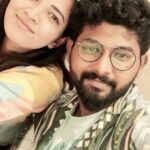 VJ Deepika Lakshmanapandi Instagram - Enna nanba poranthanalamae 😂😂 Happy Birthday 💕 Usual ah friends na jolly ah veliya povanga fun pannuvanga kastathula kooda irupanga apadi ipadinu neraya soluvanga but unnoda matum thn nan athigama Vela pathuruken. Ella frnds maari nammalum fun pannuvom atha vida work pannuvom. Epavum support ah kooda ennakaga ninnavan nee , nee epavum happy ah irukanum. Love you da nanba jolly ah happy ah iru. Thalapathy style la solanumna "I will be always there for you 💕" Ennaikum intha natpu unnodu irukum @saravanavickram ✨ Love you nanba. Happy Birthday to youuuuuuuuuuu 😁😁 Pinkuripu : YouTubers yaravathu etha video va potingana ethula enna eluthiruko atha matum podunga extra va "ipo pathingana namma vjdeepika" apadinu entha maanae thenae ponmaanae vum add panna vendam Kind request plz consider Nandri vanakam. Mindvoice : Oru post ah nimmathiya poda mudiyuthapa 😂