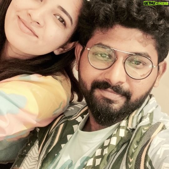 VJ Deepika Lakshmanapandi Instagram - Enna nanba poranthanalamae 😂😂 Happy Birthday 💕 Usual ah friends na jolly ah veliya povanga fun pannuvanga kastathula kooda irupanga apadi ipadinu neraya soluvanga but unnoda matum thn nan athigama Vela pathuruken. Ella frnds maari nammalum fun pannuvom atha vida work pannuvom. Epavum support ah kooda ennakaga ninnavan nee , nee epavum happy ah irukanum. Love you da nanba jolly ah happy ah iru. Thalapathy style la solanumna "I will be always there for you 💕" Ennaikum intha natpu unnodu irukum @saravanavickram ✨ Love you nanba. Happy Birthday to youuuuuuuuuuu 😁😁 Pinkuripu : YouTubers yaravathu etha video va potingana ethula enna eluthiruko atha matum podunga extra va "ipo pathingana namma vjdeepika" apadinu entha maanae thenae ponmaanae vum add panna vendam Kind request plz consider Nandri vanakam. Mindvoice : Oru post ah nimmathiya poda mudiyuthapa 😂