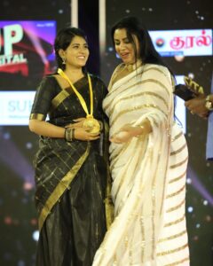 VJ Deepika Lakshmanapandi Instagram - 2017 aug la Chennai vanthn apo irunthu media la try pannitu iruken. Ennaku kedacha first recognition first award ethu. Ennaku support panra ellarukum rmba rmba nandri 💕 Thank you SITA 2022 (south indian talent awards) Thank you @the_event_company_team Pc @gokul_krishnan_1010 #vjdeepika