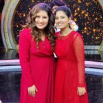 VJ Deepika Lakshmanapandi Instagram - Twining with @priyankapdeshpande akka ❤️ Start music 🎵🎶 Coming soon... Outfit @trendievieracostume #vjdeepika #startmusic