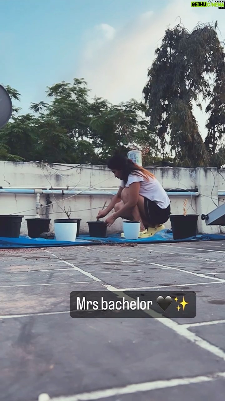 VJ Ezhilarasi Instagram - #Mrsbachelor š . Being a bachelor is little tough cuz u gotta do all the wrk by yourselves , Bt Iām happy being a bachelor , cuz Iām gonna do only my wrk Bt adeh once u get into a relationship , u gotta do double the wrk šµāš« So Iām happy being Mrs bachelor š„°