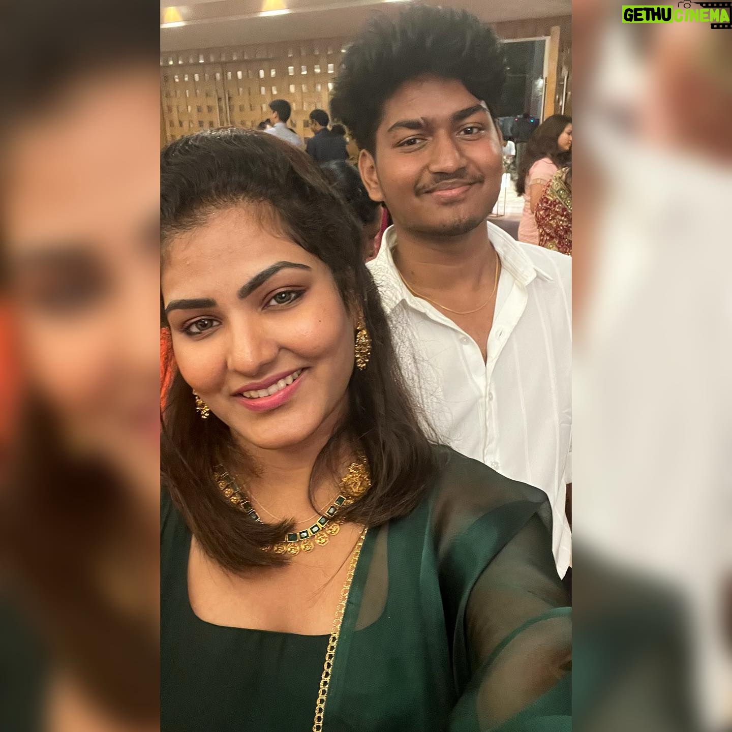 VJ Ezhilarasi Instagram - picture with my siblings❤️ (villain - Adei valandhadhu pohdhum da 🙄 enaku Annan maari iruka @ft.devil.___30 😶)