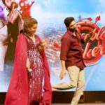 VJ Kalyani Instagram - Amazing time hosting the Audio Launch of Double Tuckerr :) Thankyou Sairam college for the energy and its always exciting to be there as a single host for massive numbers! Absolute treat to the ears by the one and only legend #Vidyasagar sir starring @dheeraj.doc @yashikaaannand @smruthivenkatofficial and many many many more as you see in the video!!! ... 📸: @redwood_photographyy Muah: @binduinstyl_ Wearing: @lithas_rentals #audiolaunch #movie #host #grateful #vjkalyani🎤