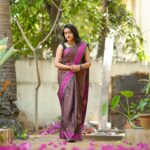 VJ Kalyani Instagram - Swipe>>> 💛 Brown and Magenta Kanchipuram Handwoven Saree from @panjavarnamsilks 💛 📸: @gett_o_ Muah: @rekhamakeups #sareelove #handwoven #silksarees #panjavarnam #vjkalyani🎤