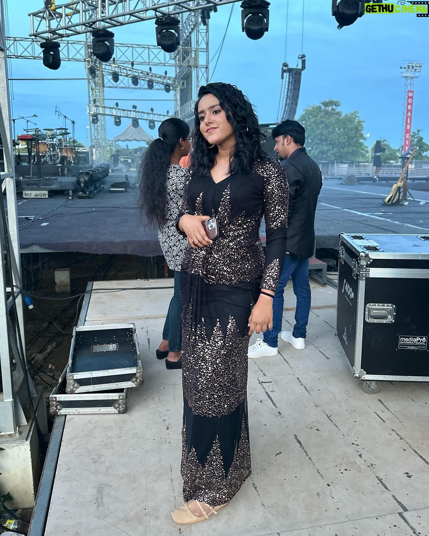 VJ Kalyani Instagram - Gorgeous VJ @vj_kalyani got ready with us for the Majestic Pradeep Kumar Live in concert happened in Trichy…. She opted for a subtle glam look matching her outfit… . . . . . ✅Follow, Share & Save ✅For bridal bookings & package details DM @revyz_makeover or click the link in the bio ✅Drop your comments for any sort of reviews, queries, doubts etc., STAY TUNED @revyz_makeover💫 . . . . #revymua #revyzmakeover #trichy #trichymakeupartist #trichymodelz #kulithalaimakeupartist #musirimakeupartist #manapparaimakeupartist #ariyalurmakeupartist #thuraiyumakeupartist #perambalurmakeupartist #karurmakeupartist #salemmakeupartist🌼 #pradeepkumar