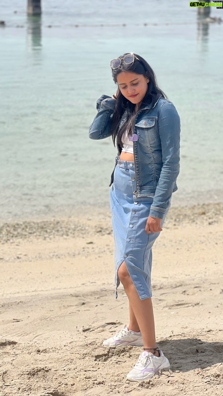 VJ Kalyani Instagram - Posting my event vlog tmrwww... but before that here is a kutty teaser of my whole trip💛 Comment your fav spot...! ... #reelsinstagram #reelitfeelit #reelstrending #viral #viralvideos #viralreels #trendingreels #trendingnow #trendingaudio #reelitfeelit #reelsindia #bahrain #dubai🇦🇪 #travel #travelphotography #travelling #beach #vjkalyani🎤