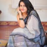 VJ Kalyani Instagram - Needhe needhe...🤍 Half white and black kanchi silk cotton saree from @panjavarnamsilkstore 💛 📸: @gett_o_ Hairdo: @rekhamakeups #whiteblack #saree #tradition #panjavarnam #vjkalyani🎤