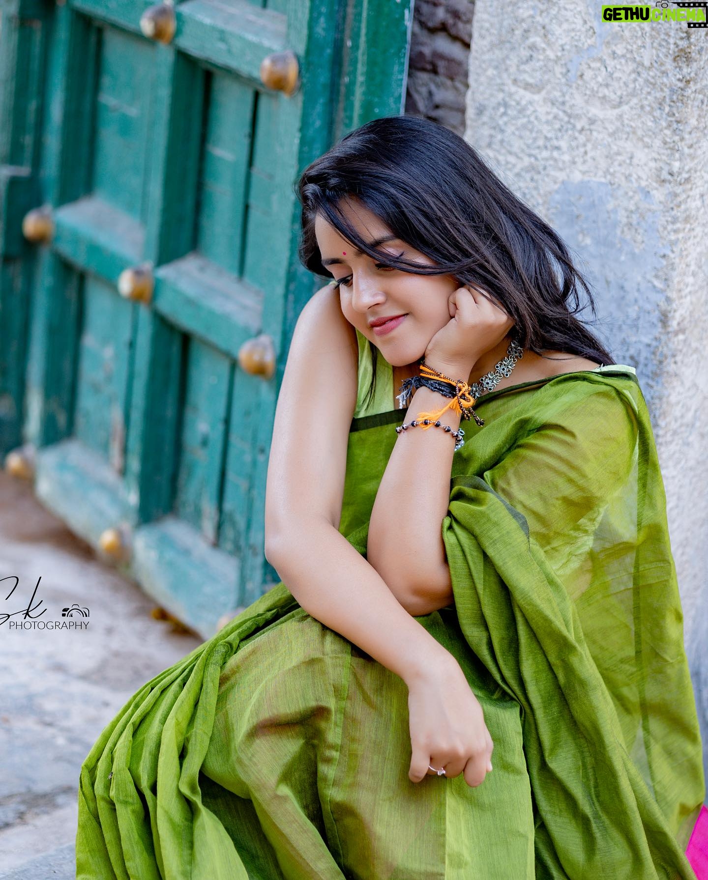 VJ Kalyani Instagram - 🫡💚 ... 📸: @sk_wedding__photography ... #saree #sareelove #sareefashion #justbeingme #vjkalyani🎤