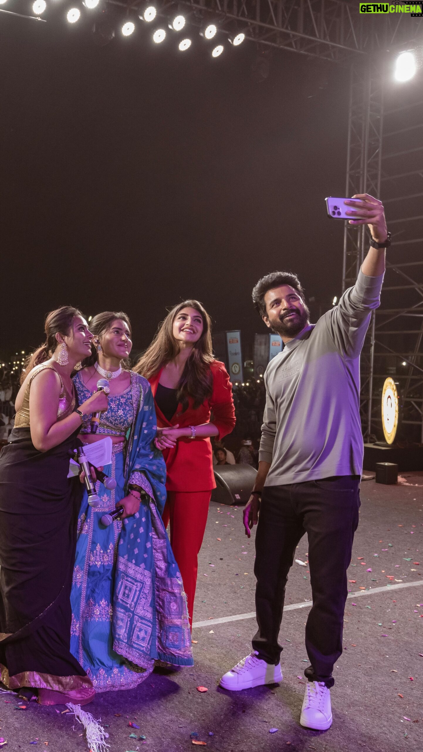 VJ Kalyani Instagram - Wat an enthusiastic evening hosting Anantara...! Dhanalakshmi mates, the energy keeps growing everytime, in every campus..!! Thankyou 💛 @sivakarthikeyan anna, life is pushing me forward n better every time i get to see you, host you na...🤩 @actorsathish been my sweetest brother alwaysss!!! @sreeleela14 fab woman, fab performance truly:) @iambababaskar master with his infectious energyyy💛 @myna_nandhu azhagie in and out💛 Would also like to thank my brother Rafe na, the uber cool directors Durai anna, george anna, thiyagu anna and the entire team for acing the show🤗 📸 & ✂️: @balaartphotography Wearing: @lithas_rentals #collegeculturals #anantara #sk #sreeleela #sivakarthikeyan #kurchimadathapetti #grateful #host #vjkalyani🎤