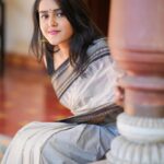 VJ Kalyani Instagram - Needhe needhe...🤍 Half white and black kanchi silk cotton saree from @panjavarnamsilkstore 💛 📸: @gett_o_ Hairdo: @rekhamakeups #whiteblack #saree #tradition #panjavarnam #vjkalyani🎤