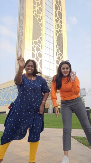 VJ Kalyani Instagram - Chumma porapokula oru dance pottom at Dubai😩💃
Deepa akka's energy>>> Mine

...

#reelsinstagram #reelsvideos #reelsinsta #reelsindia #reelslovers #trendingreels #trendingnow #trendingaudio #dance #dancevideo #dancechallenge #kurchimadathapetti #telugu #cwc #vijaytv #cookuwithcomali #deepaakka #vjkalyani🎤