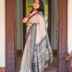 VJ Kalyani Instagram - Needhe needhe...🤍 Half white and black kanchi silk cotton saree from @panjavarnamsilkstore 💛 📸: @gett_o_ Hairdo: @rekhamakeups #whiteblack #saree #tradition #panjavarnam #vjkalyani🎤