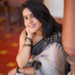 VJ Kalyani Instagram - Needhe needhe...🤍 Half white and black kanchi silk cotton saree from @panjavarnamsilkstore 💛 📸: @gett_o_ Hairdo: @rekhamakeups #whiteblack #saree #tradition #panjavarnam #vjkalyani🎤