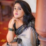 VJ Kalyani Instagram - Needhe needhe...🤍 Half white and black kanchi silk cotton saree from @panjavarnamsilkstore 💛 📸: @gett_o_ Hairdo: @rekhamakeups #whiteblack #saree #tradition #panjavarnam #vjkalyani🎤