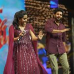 VJ Kalyani Instagram - SWIPE >>>💛💛 Absolute special moments on stage:) Fab time hosting the audio launch with the massive crowd...💛 ... 📸: @gett_o_ Muah: @binduinstyl_ Wearing: @lithas_rentals #audiolaunch #doubletuckerrr #host #workishappiness #VjKalyani🎤