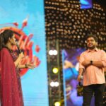 VJ Kalyani Instagram - SWIPE >>>💛💛 Absolute special moments on stage:) Fab time hosting the audio launch with the massive crowd...💛 ... 📸: @gett_o_ Muah: @binduinstyl_ Wearing: @lithas_rentals #audiolaunch #doubletuckerrr #host #workishappiness #VjKalyani🎤