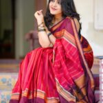 VJ Kalyani Instagram - Mazhai Vara Pogudhae thuligalum thoorudhey nanayaamal enna seiven...♥️ Red Kanchi Silk Cotton handwoven saree from @panjavarnamsilks Patterns that reflect traditions & super comfortable that puts you in the middle of all eyes! 📸: @gett_o_ Muah: @rekhamakeups #effortlesselegance #redsaree #tradition #panjavarnam #vjkalyani🎤