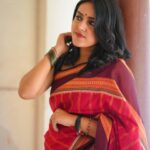 VJ Kalyani Instagram - Mazhai Vara Pogudhae thuligalum thoorudhey nanayaamal enna seiven...♥️ Red Kanchi Silk Cotton handwoven saree from @panjavarnamsilks Patterns that reflect traditions & super comfortable that puts you in the middle of all eyes! 📸: @gett_o_ Muah: @rekhamakeups #effortlesselegance #redsaree #tradition #panjavarnam #vjkalyani🎤
