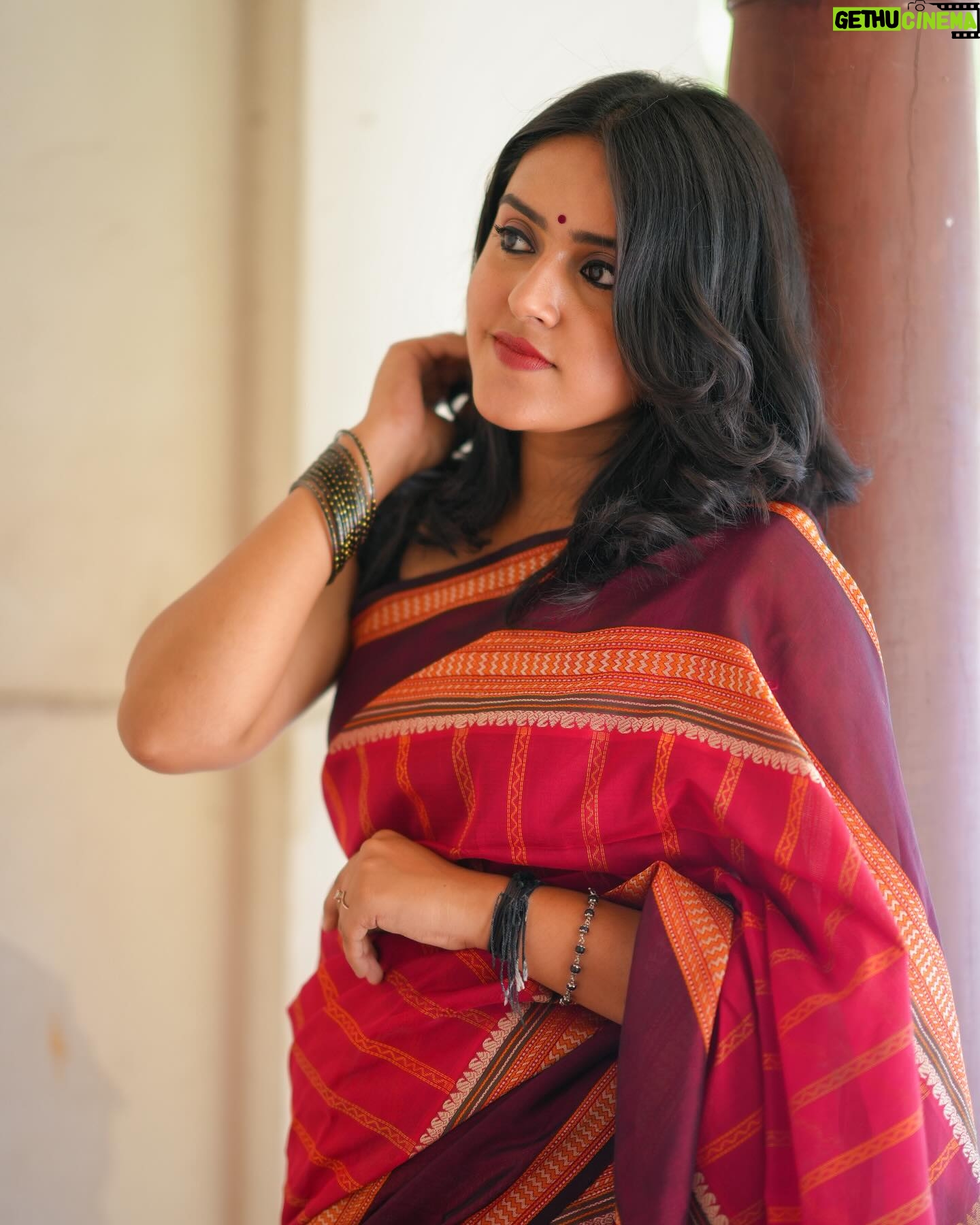 VJ Kalyani Instagram - Mazhai Vara Pogudhae thuligalum thoorudhey nanayaamal enna seiven...♥️ Red Kanchi Silk Cotton handwoven saree from @panjavarnamsilks Patterns that reflect traditions & super comfortable that puts you in the middle of all eyes! 📸: @gett_o_ Muah: @rekhamakeups #effortlesselegance #redsaree #tradition #panjavarnam #vjkalyani🎤