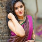 VJ Kalyani Instagram - Swipe>>> 💛 Brown and Magenta Kanchipuram Handwoven Saree from @panjavarnamsilks 💛 📸: @gett_o_ Muah: @rekhamakeups #sareelove #handwoven #silksarees #panjavarnam #vjkalyani🎤