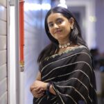 VJ Kalyani Instagram - Thankyou Tirupur:) Yet an other good day at work...! ... 📸: @crazy_capture_studio Makeup: @glamup_byabi Hair: @thrisha_hairstylist #tirupur #grateful #host #blacksaree #vjkalyani🎤