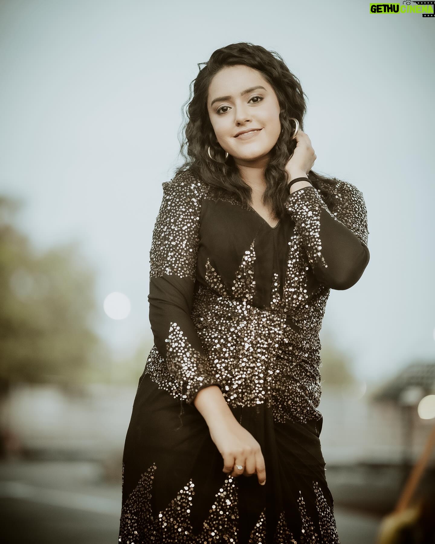 VJ Kalyani Instagram - As goofy on stage, coz thats where my heart is...! Pradeep Kumar Live in Concert at Trichyyy!! Wattta magical eve indeed it was, revamped the show post heavy rains and the crowd was still on!! @pradeep_kumar1123 anna, you are awesomeeeee💛 ... Congratulations lca & rafe na for the massive hittt despite the natural odds and thankyou for having meee💛💛 @makapa_anand anna my guiding starrr🥰🥰 ... Wearing: @lithas_rentals Muah: @revyz_makeover 📸: @cameracrewshorts ... #pradeepkumar #liveinconcert #host #trichy #vjkalyani🎤