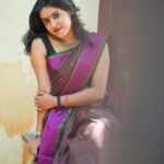 VJ Kalyani Instagram - Swipe>>> 💛 Brown and Magenta Kanchipuram Handwoven Saree from @panjavarnamsilks 💛 📸: @gett_o_ Muah: @rekhamakeups #sareelove #handwoven #silksarees #panjavarnam #vjkalyani🎤